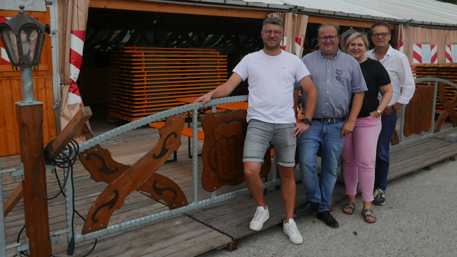 Die letzten Vorbereitungen laufen: Vor dem Festzelt auf dem Schießwasen zeigen sich (von links): Marktmeister Steffen Ehrmann, Festwirt Christian Papert, Geschäftsführerin Désirée Papert und Hauptamtsleiter Thomas Staufinger.  (Foto: Roman Kocholl)