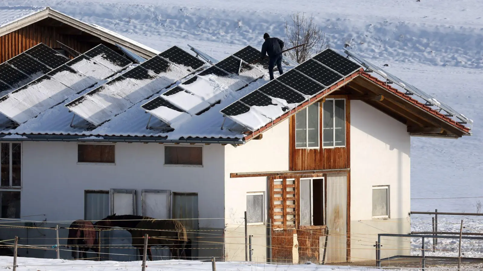 Im vergangenen Jahr produzierten private Solaranlagen in Saarland und im Bayern im Schnitt den meisten Strom.(Archiv) (Foto: Karl-Josef Hildenbrand/dpa/dpa-tmn)