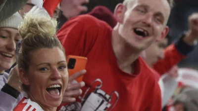 Unter Fans: Linda Dallmann bei den Anhängern des FC Bayern. (Foto: Karl-Josef Hildenbrand/dpa)