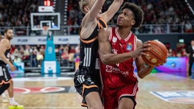 Demarcus Demonia (r) bleibt in Bamberg. (Archivbild) (Foto: Daniel Löb/dpa)