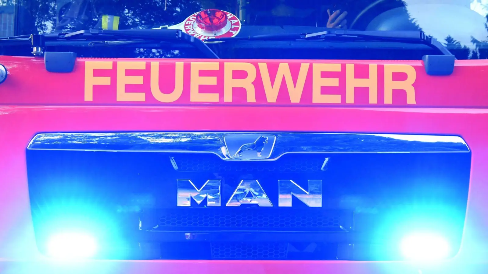 Die Feuerwehr verhinderte, dass die Flammen auf das Nachbargebäude übergriffen. (Symbolbild) (Foto: Carsten Rehder/dpa)