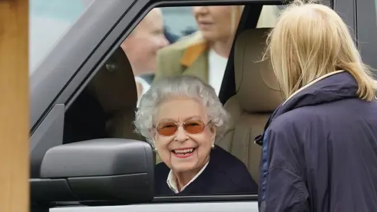 Die britische Königin Elizabeth II. besucht die Royal Windsor Horse Show. (Foto: Steve Parsons/PA Wire/dpa)