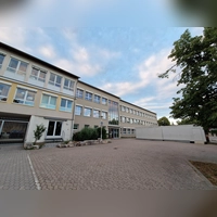 Die Container vor der Grund- und Mittelschule in Windsbach werden für die Ganztagsbetreuung der Grundschule genutzt. Weitere sollen aber nicht angeschafft werden. (Foto: Andrea Walke)
