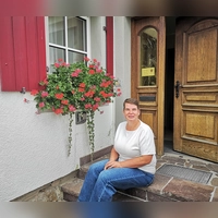 Claudia Reingruber auf der Treppe vor dem Eingang zum Geslauer Rathaus: Die 44-Jährige musste für ihre neue Aufgabe einiges umstellen, fühlt sich aber wohl in der Rolle. (Foto: Jürgen Binder)