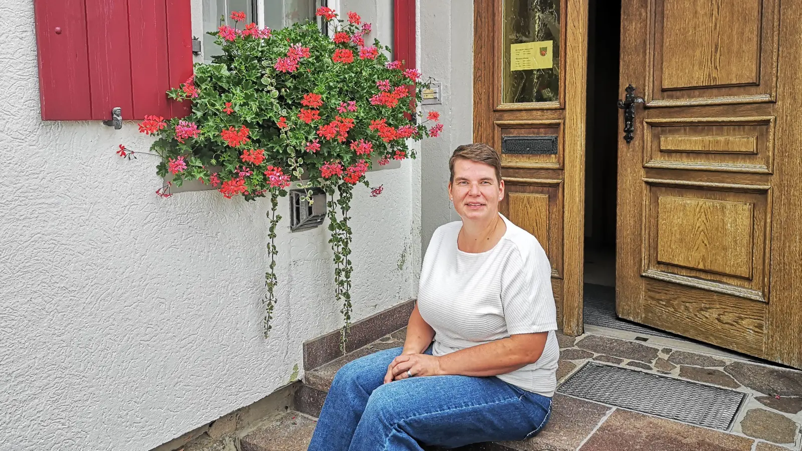 Claudia Reingruber auf der Treppe vor dem Eingang zum Geslauer Rathaus: Die 44-Jährige musste für ihre neue Aufgabe einiges umstellen, fühlt sich aber wohl in der Rolle. (Foto: Jürgen Binder)