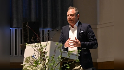 Umweltminister Thorsten Glauber lobte die Idee des Miteinanders von Naturschützenden, Landwirtinnen und Landwirten und der Kommunalpolitik. (Foto: Manfred Blendinger)