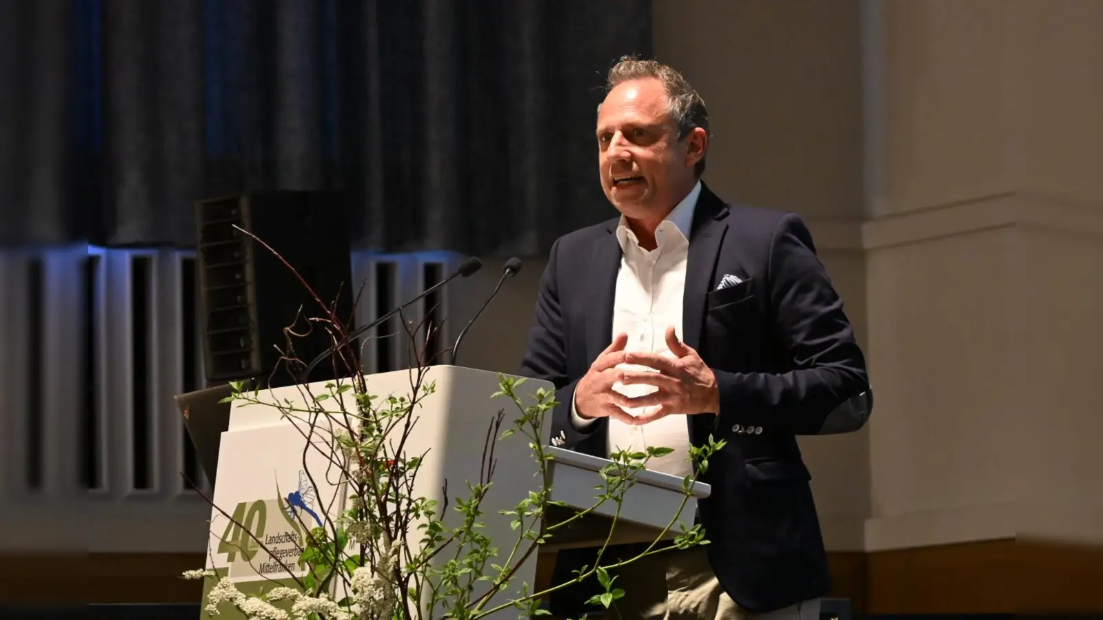 Umweltminister Thorsten Glauber lobte die Idee des Miteinanders von Naturschützenden, Landwirtinnen und Landwirten und der Kommunalpolitik. (Foto: Manfred Blendinger)