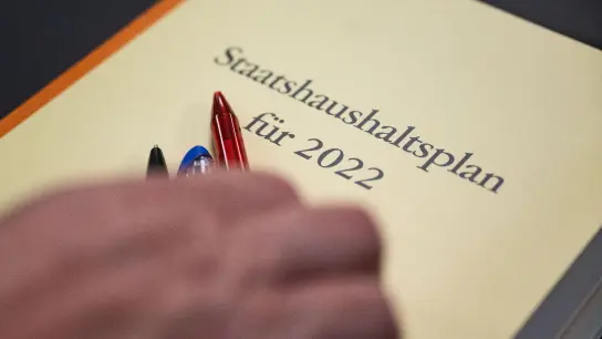 Der Staatshaushaltsplan des Landes Baden-Württemberg für das Jahr 2022 - bei der Mitfinanzierung des Entlastungspakets der Bundesregierung haben die Länder noch Verhandlungsbedarf. (Foto: Marijan Murat/dpa)