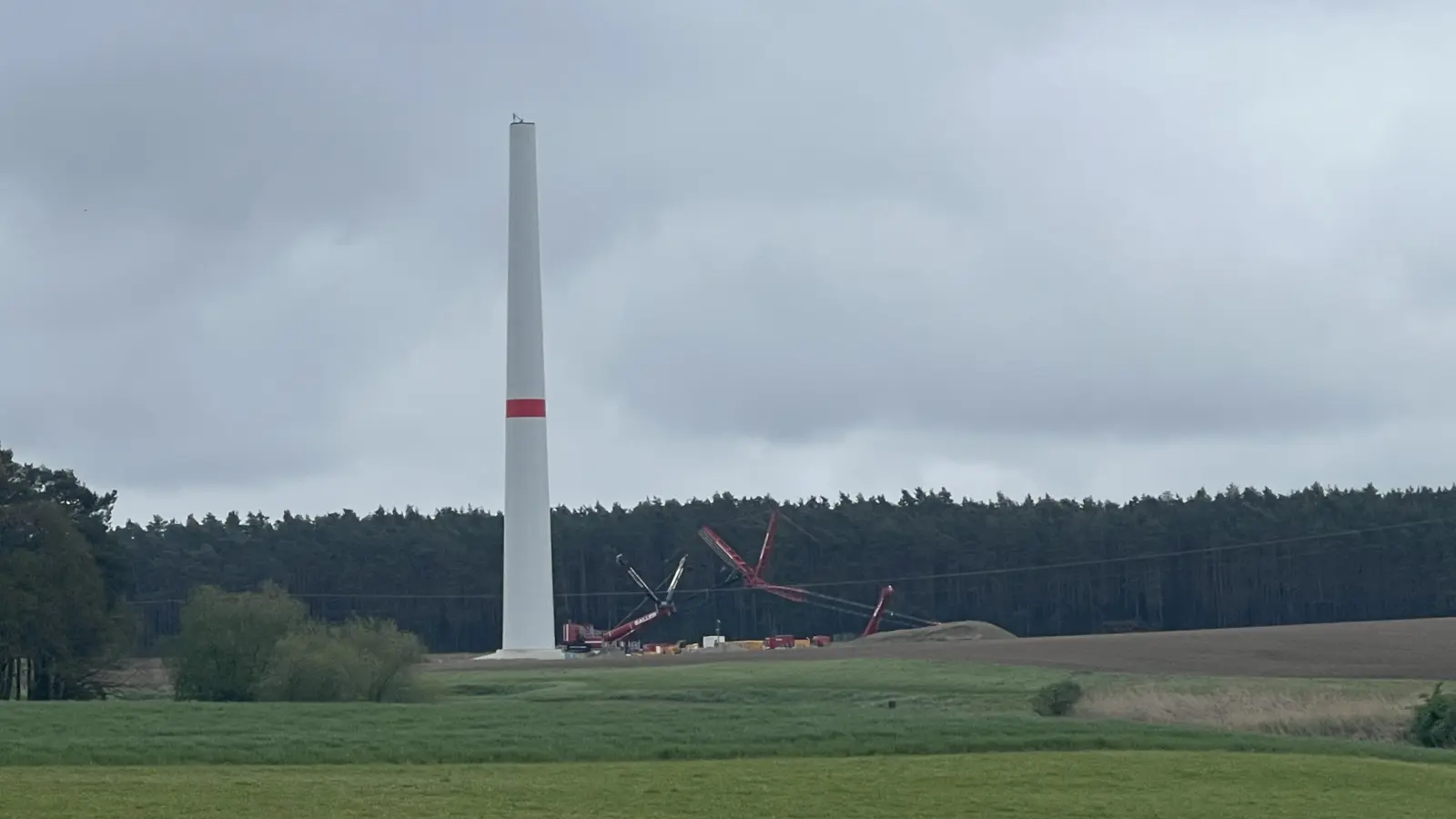 Südlich der Kreisstraße zwischen Hirschneuses und Kreben werden aktuell zwei Windkraftanlagen gebaut. (Foto: Yvonne Neckermann)