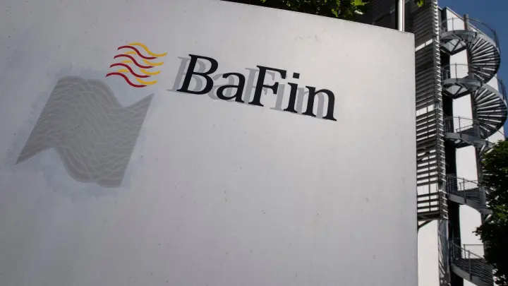 Das Logo der Bafin (Bundesanstalt für Finanzdienstleistungsaufsicht): Die Finanzaufsicht will Verbraucher besser schützen. (Foto: Boris Roessler/dpa)