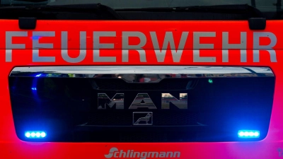 Die Feuerwehr löschte den auf der Autobahn brennenden Anhänger. (Symbolbild) (Foto: Mohssen Assanimoghaddam/dpa)