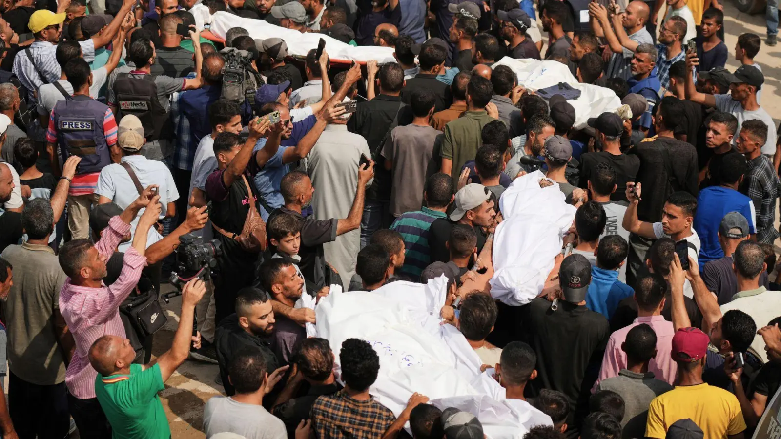 Bei einem israelischen Luftangriff wurden in Gaza fünf Mitarbeiter von Al-Dschasira getötet. (Foto: Jehad Alshrafi/AP/dpa)