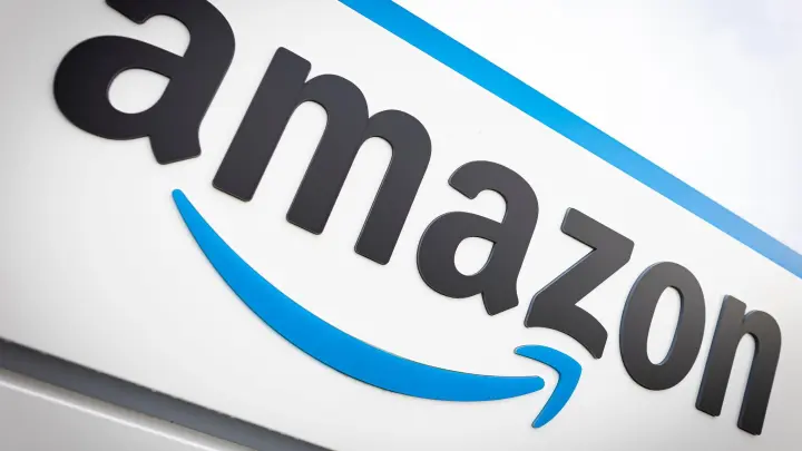 Das Logo von Amazon an einem Logistikzentrum des Online-Händlers. (Foto: Moritz Frankenberg/dpa)