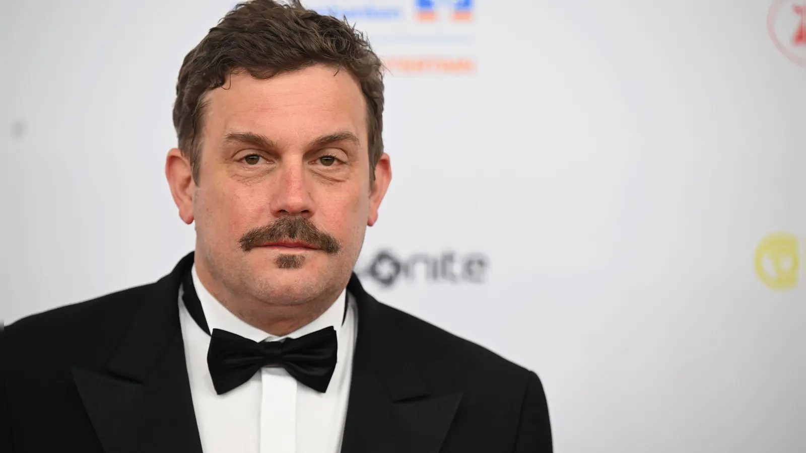 Schauspieler Sebastian Bezzel (54) ist in Bayern geboren und lebt in Hamburg. (Archivbild) (Foto: Felix Hörhager/dpa)