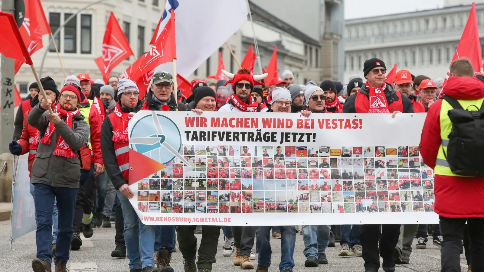 Streikende Mitarbeiter des Windanlagenherstellers Vestas ziehen mit einem Transparent durch die Hamburger Innenstadt (Archivbild). (Foto: Bodo Marks/Bodo Marks/dpa)
