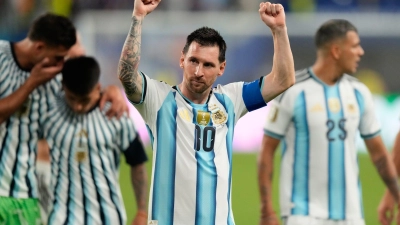 Messi jubelte - aber erst nach einem harten Stück Arbeit und einer Verlängerung gegen Kap Verde. (Foto: Rebecca Blackwell/AP/dpa)