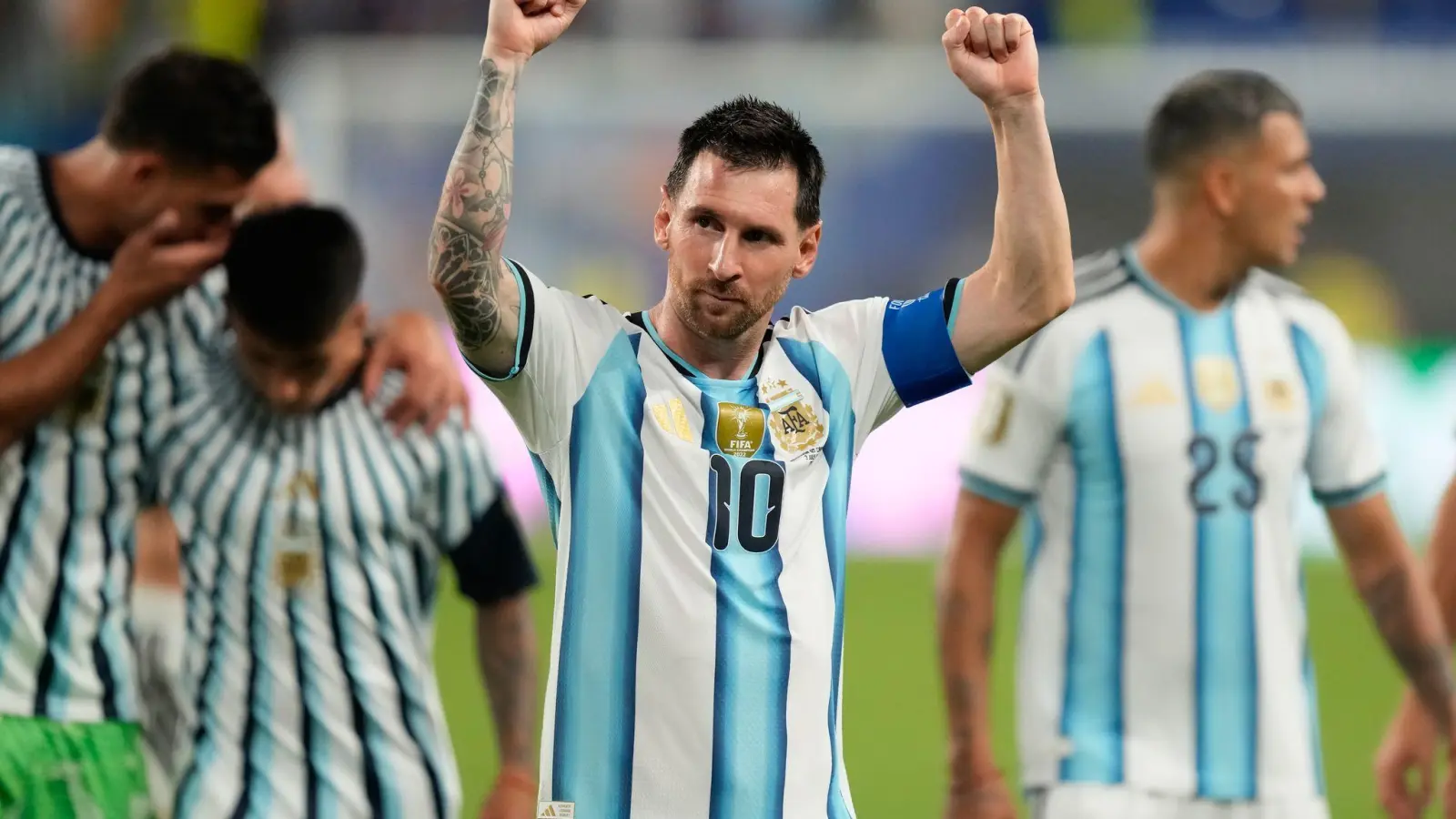 Messi jubelte - aber erst nach einem harten Stück Arbeit und einer Verlängerung gegen Kap Verde. (Foto: Rebecca Blackwell/AP/dpa)