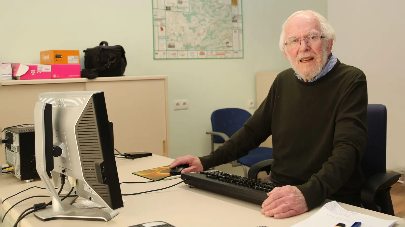 Hans Herbst beim Arbeiten an seinem Schreibtisch. Mehr als ein halbes Jahrhundert lang berichtete er über die Geschehnisse der Region als Lokaljournalist. (Archivfoto: Christa Herbst)