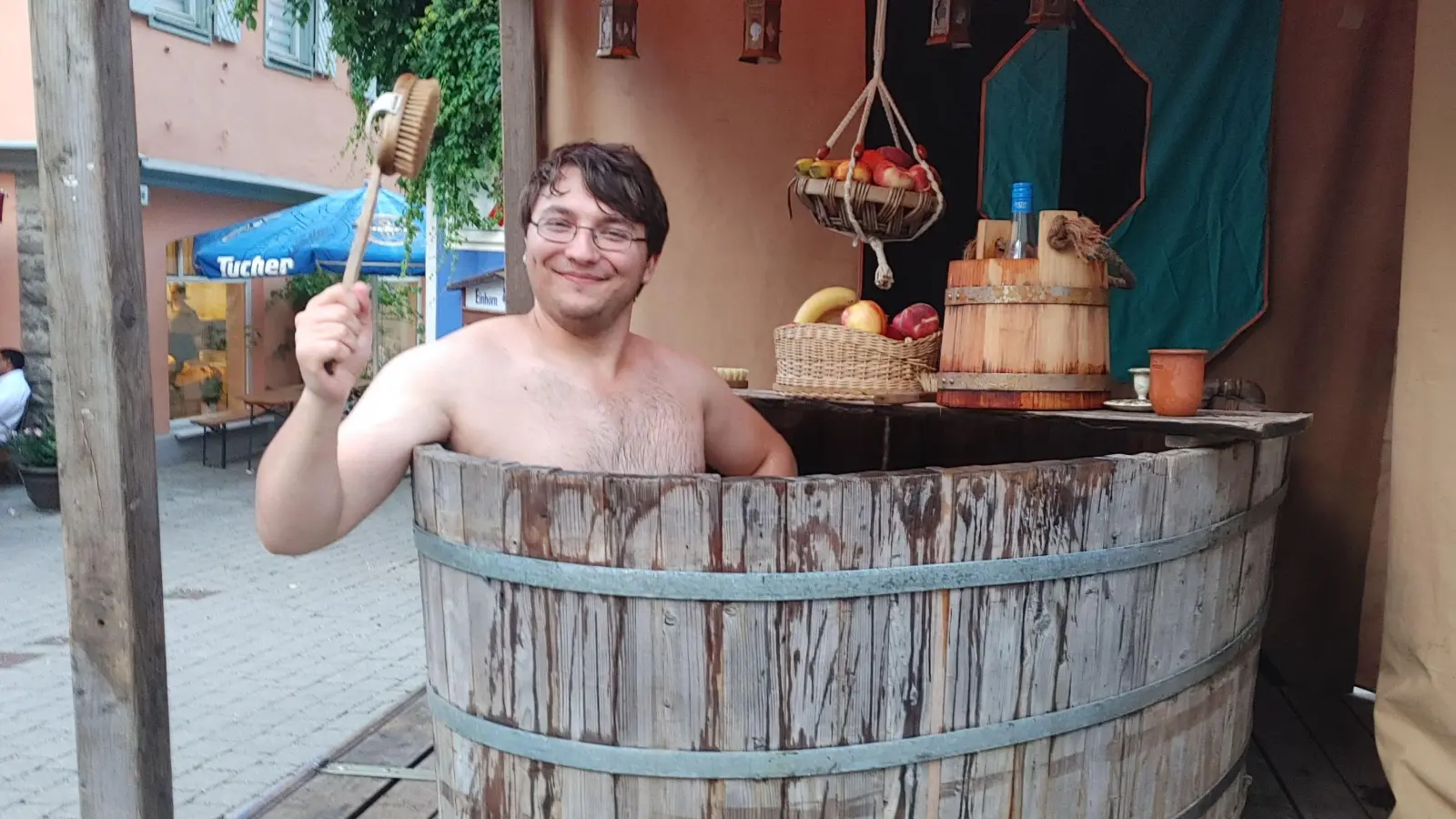 Etwas frisch dürfte es bei den Temperaturen am Freitag dem Mittelalter-Schausteller in seinem Badekessel geworden sein. (Foto: Katrin Merklein)
