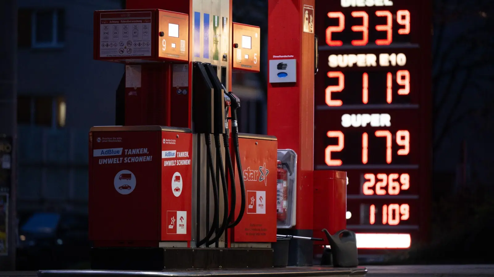 Tankstelle: Ab Mittwoch nur noch eine Erhöhung täglich erlaubt. (Foto: Sebastian Kahnert/dpa)