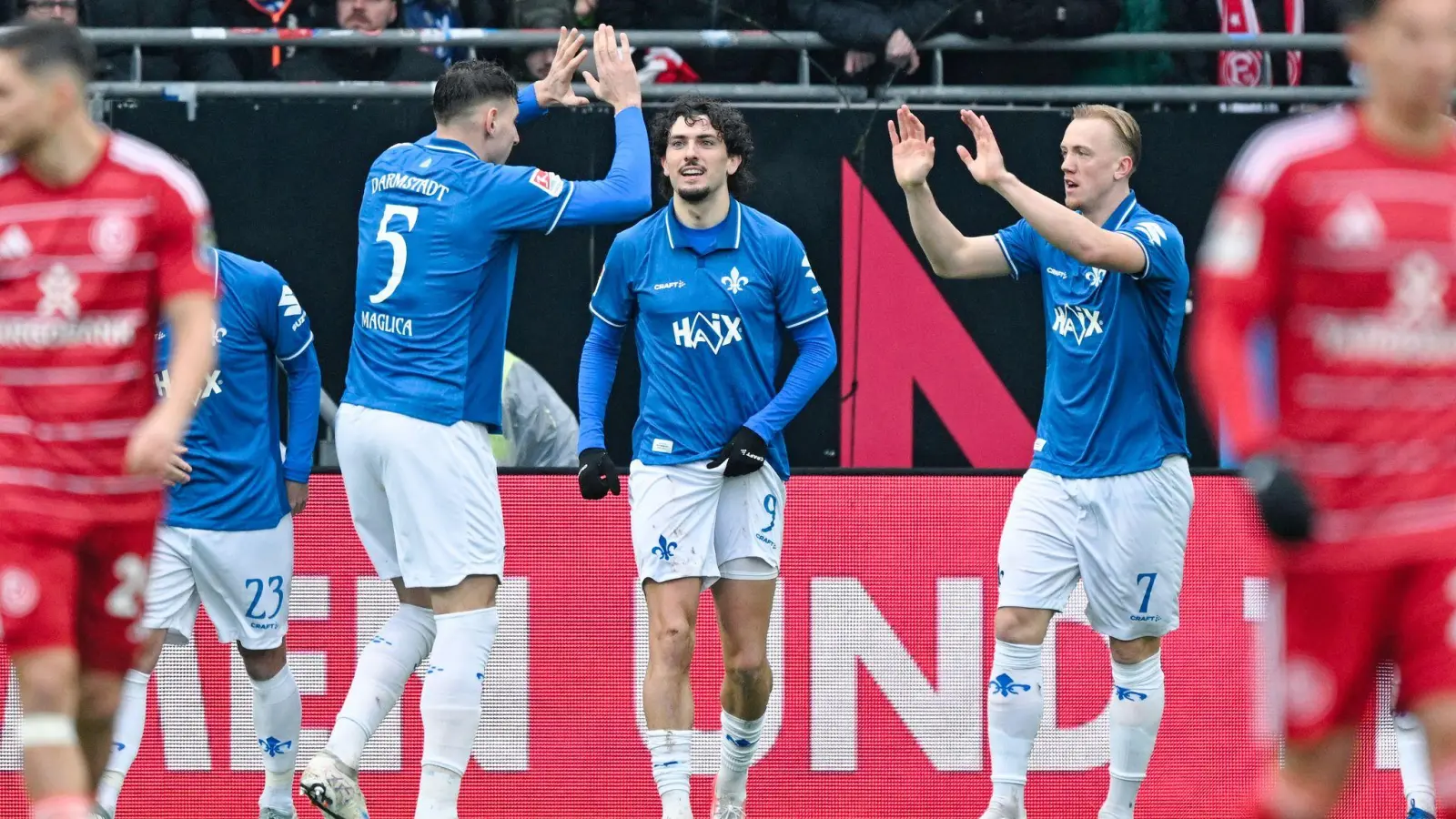 Darmstadt jubelt über das 1:0. (Foto: Uwe Anspach/dpa)