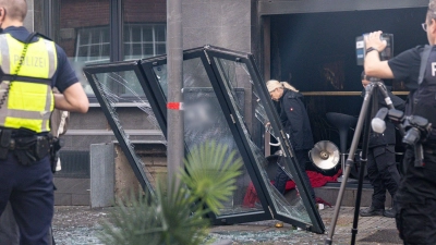 Der Eingangsbereich sowie Teile des Innenraums wurden durch die Explosion und den Brand zerstört, wie die Polizei mitteilte.  (Foto: Benjamin Westhoff/dpa)