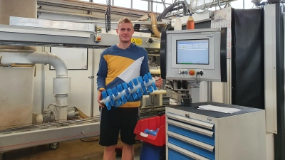 Christian Löder mit einer der Bürsten, die die Firma Niebling in Burgbernheim herstellt. (Foto: Anna Franck)