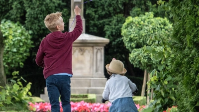 Besonders für Kinder ist es spannend, sich bei altersgerechten Aktionen am Tag des Friedhofs mit dem Tod als Bestandteil des Lebens auseinanderzusetzen. (Foto: Bund deutscher Friedhofsgärtner im Zentralverband Gartenbau e.V.)