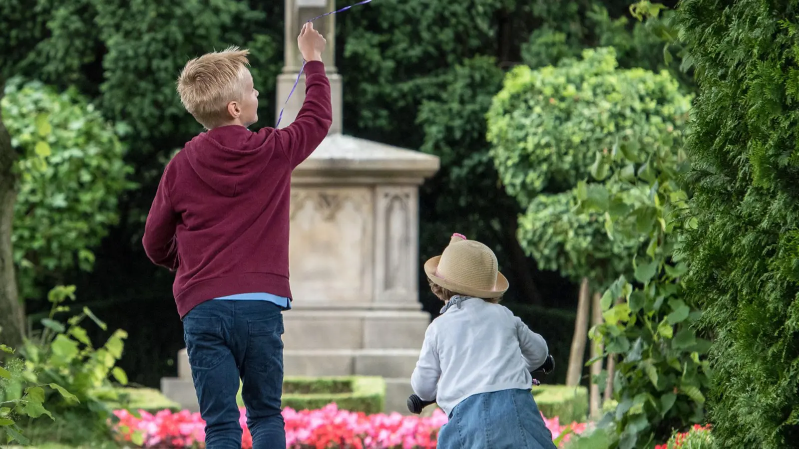 Besonders für Kinder ist es spannend, sich bei altersgerechten Aktionen am Tag des Friedhofs mit dem Tod als Bestandteil des Lebens auseinanderzusetzen. (Foto: Bund deutscher Friedhofsgärtner im Zentralverband Gartenbau e.V.)