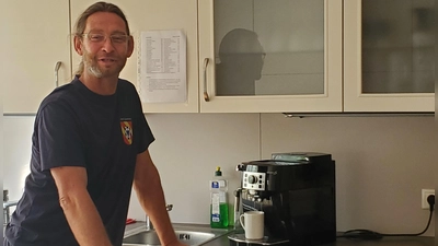 Dass sich Rainer Bullmer für das Foto neben die Kaffeemaschine stellte, sagt einiges aus: Nicht, dass der neue Amtsinhaber gerne Pausen macht, sondern, dass er großen Wert aufs persönliche Gespräch legt, und dass er dabei einen eher lockeren Umgang auf Augenhöhe bevorzugt. (Foto: Ulli Ganter)