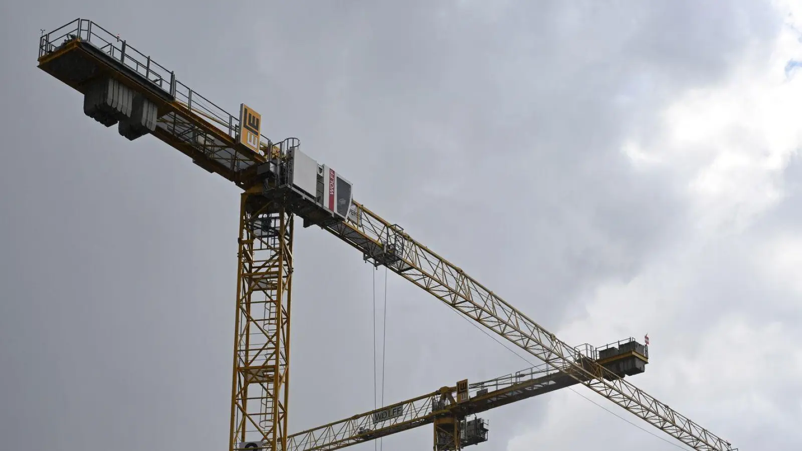 Die Frau soll sich an den Kranausleger gehängt haben. (Symbolbild) (Foto: Bernd Weißbrod/dpa)