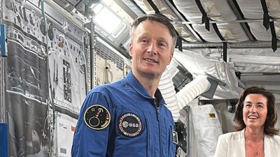ESA-Astronaut Matthias Maurer (l-r), Bundesforschungsministerin Dorothee Bär (CSU) und DLR-Vorstand Walther Pelzer im Europäischen Astronautenzentrum EAC der ESA in Köln. Maurer rechnet fest mit der Teilnahme an einer Mondmission im übernächsten Jahr.  (Foto: Jörg Ratzsch/dpa)