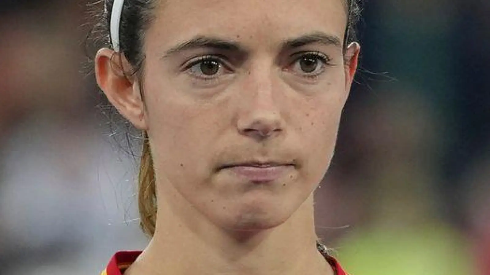 Kein Trost für Aitana Bonmatí: Auszeichnung als beste Spielerin des Turniers.  (Foto: Martin Meissner/AP/dpa)