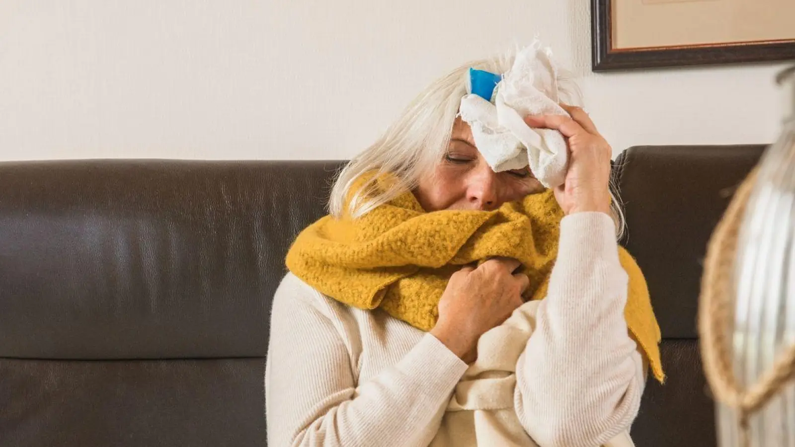 Gegen einen dicken Schädel bei einem Infekt hilft Kälte auf der Stirn - oder man nimmt eine Schmerztablette. Wer aber auch Magenbeschwerden hat, sollte genau auf den Wirkstoff schauen. (Foto: Christin Klose/dpa-tmn)