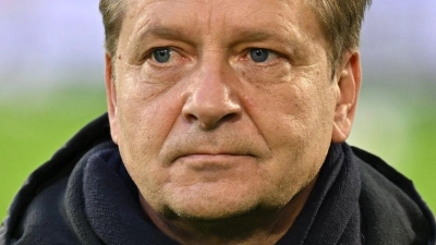 Union-Geschäftsführer Horst Heldt glaubt, dass die Debatte um die Gelb-Rote Karte für Luis Díaz Einfluss auf das Spiel gegen die Bayern haben wird. (Archivbild) (Foto: Swen Pförtner/dpa)