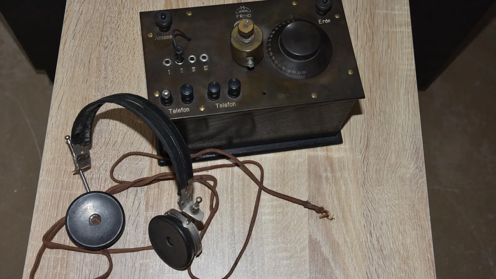 Ein Detektorradio aus den 1920er Jahren: Mit solchen Geräten lauschten auch Ansbacher den ersten Hörfunksendungen, die aus Berlin übertragen wurden. (Foto: Rundfunkmuseum der Stadt Fürth)