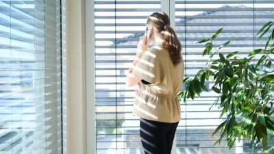 Immer mehr Arbeitnehmerinnen und Arbeitnehmer erhalten ein Diensthandy. (Foto: Annette Riedl/dpa)