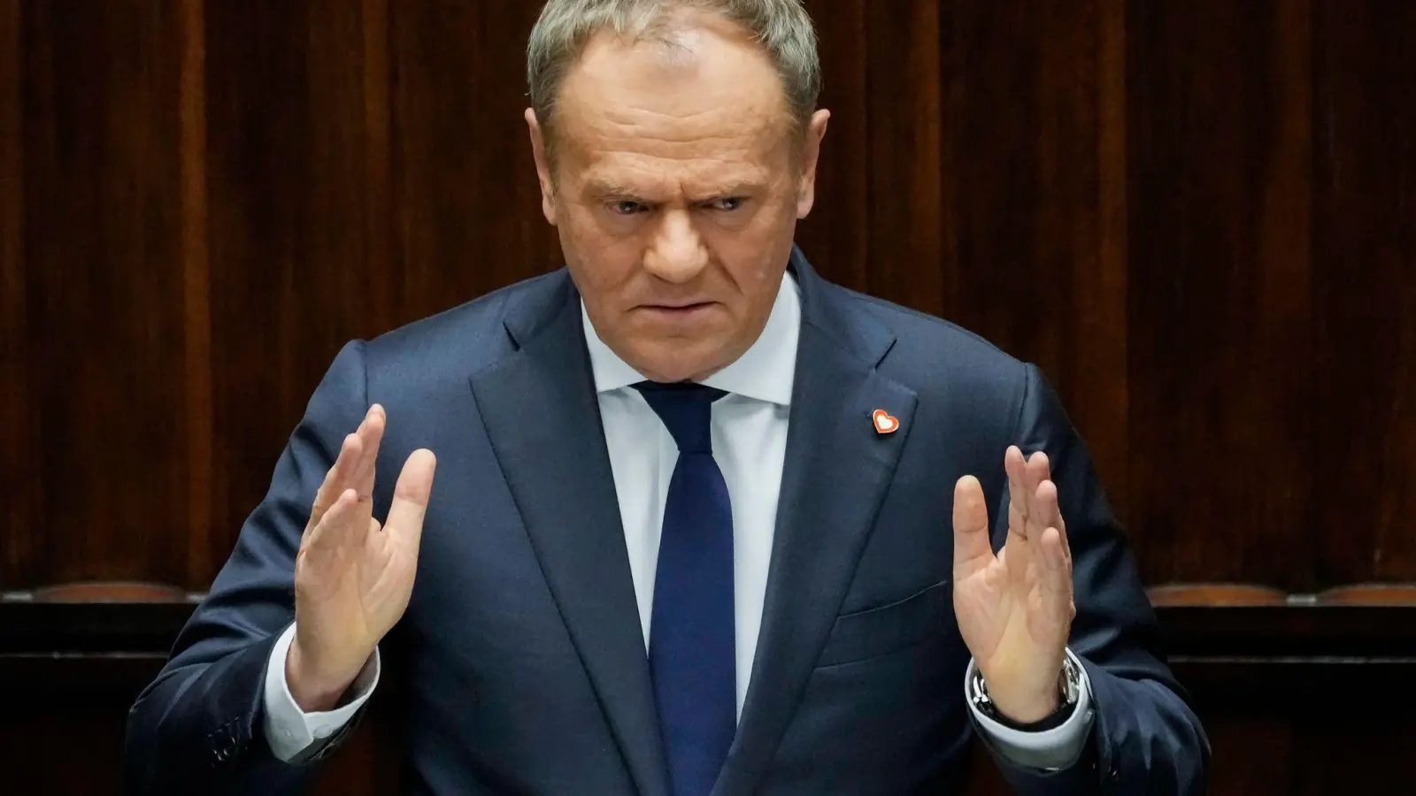 Polens proeuropäischer Regierungschef Donald Tusk will im Parlament die Vertrauensfrage stellen. (Archivbild) (Foto: Czarek Sokolowski/AP/dpa)