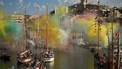 Ein Feuerwerk wurde gezündet, als die olympische Flamme per Schiff in Marseille einlief. (Foto: Daniel Cole/AP/dpa)