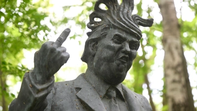Der Finger steht - und die Haare auch: Ob Donald Trump seine Skulptur an der Ostsee gefallen würde? (Foto: Philip Dulian/dpa/dpa-tmn)