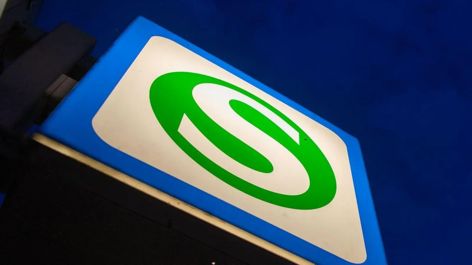 Die S-Bahn wurde nach dem Unfall geräumt. (Symbolbild) (Foto: Lino Mirgeler/dpa)