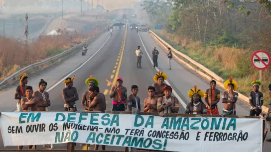 „Zur Verteidigung der Amzazonas“ steht auf dem Banner: Mitglieder der indigenen Gemeinschaft der Kayapo protestieren zum Schutz ihres Landes. (Foto: Andre Penner/AP/dpa)