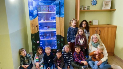 Die Kinder im Alter von drei bis sechs Jahren freuen sich sehr über den Schrank und seinen Inhalt. Auch Gesamtleitung Sonja Schalk (rechts) ist begeistert. (Foto: Luca Paul)