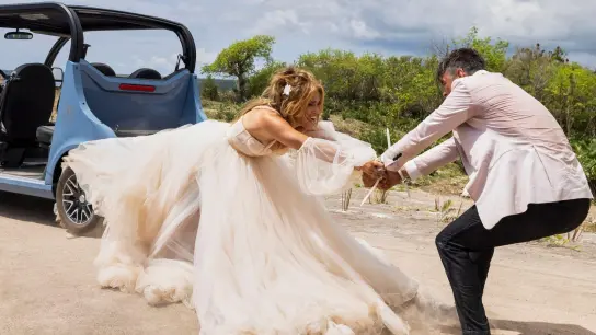 Eine Hochzeit mit Hindernissen: Darcy (Jennifer Lopez) und Tom (Josh Duhamel). (Foto: Ana Carballosa/Lionsgate/dpa)