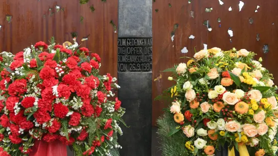 Blumen sind am Denkmal für die Opfer des Anschlags von 1980 am Haupteingang des Oktoberfests auf der Theresienwiese zu sehen. (Foto: Felix Hörhager/dpa)