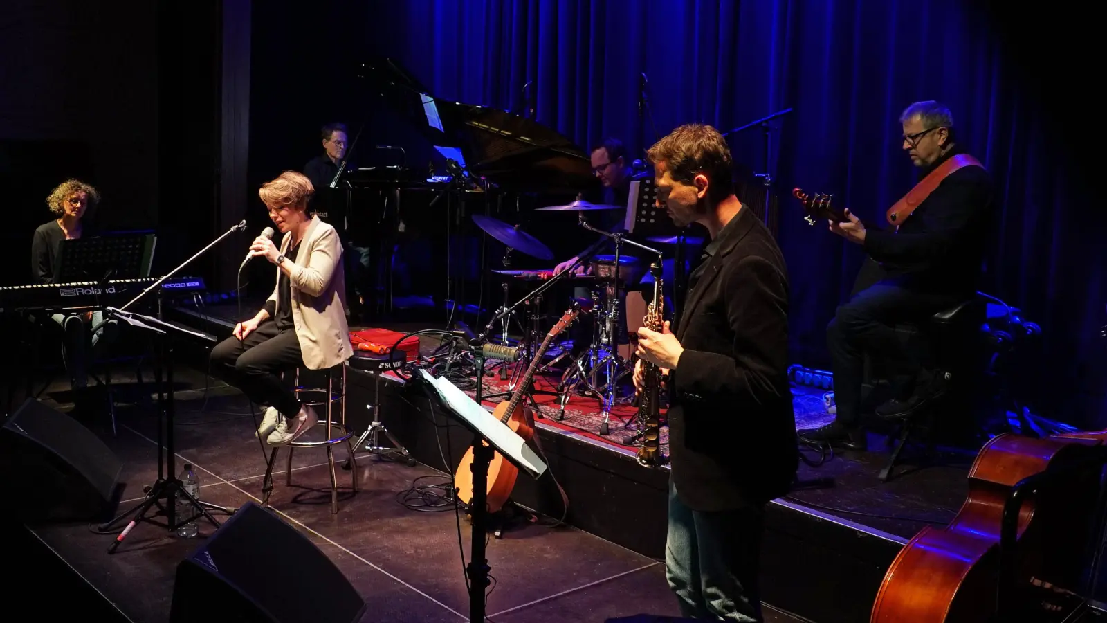 Von „Am Brunnen vor dem Tore“ bis zu „Hejo, spann den Wagen an“: Die Musikerinnen und Musiker von Koch &amp; Friends präsentierten altes Liedhut in neuem Gewand. (Foto: Elke Walter)