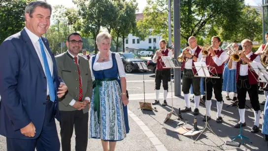 Markus Söder (CSU, l-r), Klaus Holetschek (CSU) und Angelika Schorer (CSU) hören der Stadtkapelle zu. (Foto: Stefan Puchner/dpa)