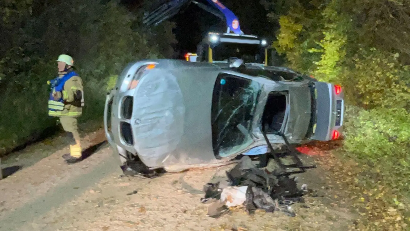 Die Verkehrspolizei Ansbach sucht einen Raser, der sein Auto am Samstag zu Schrott gefahren hat. (Foto: Polizeipräsidium Mittelfranken)