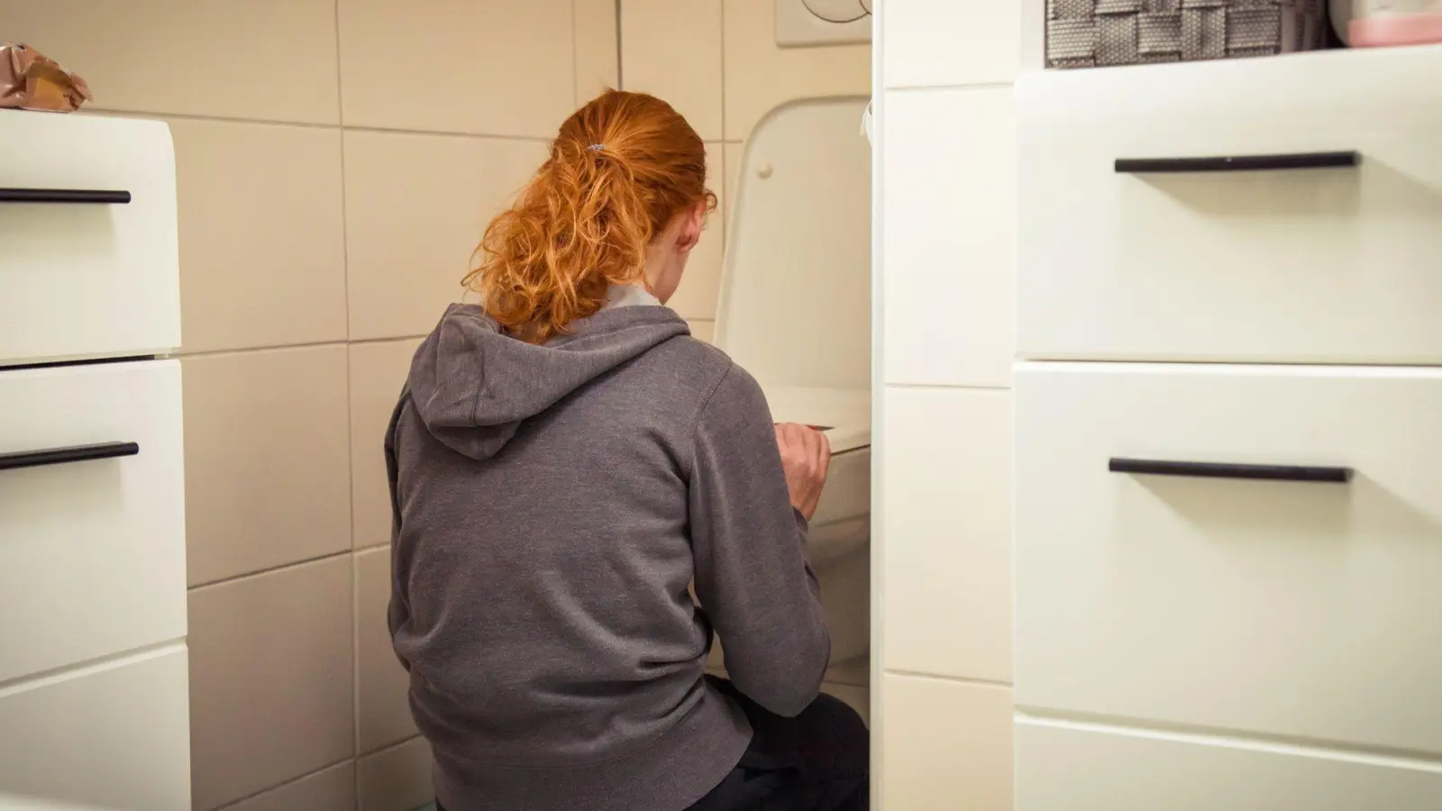 Magen-Darm-Erreger wie das Norovirus sind hochansteckend. Erste Symptome können sich schon wenige Stunden nach der Ansteckung zeigen.  (Foto: Christin Klose/dpa-tmn)