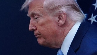 Trump droht mit Strafzöllen und kündigt eine Annäherung an (Archivbild). (Foto: Julia Demaree Nikhinson/AP/dpa)